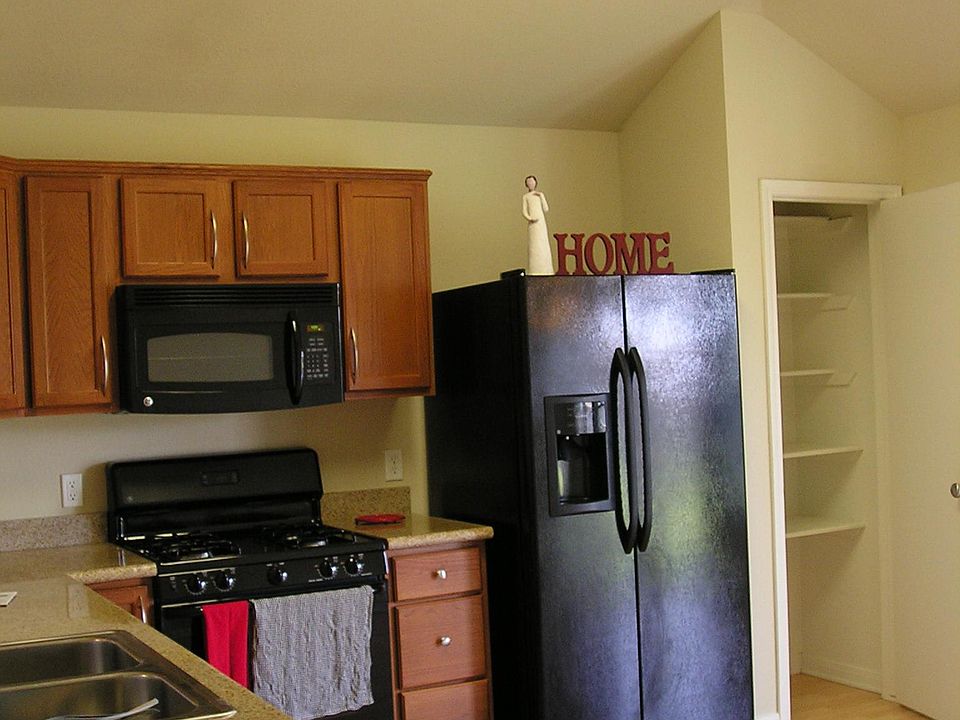 kitchen w/pantry & breakfast area