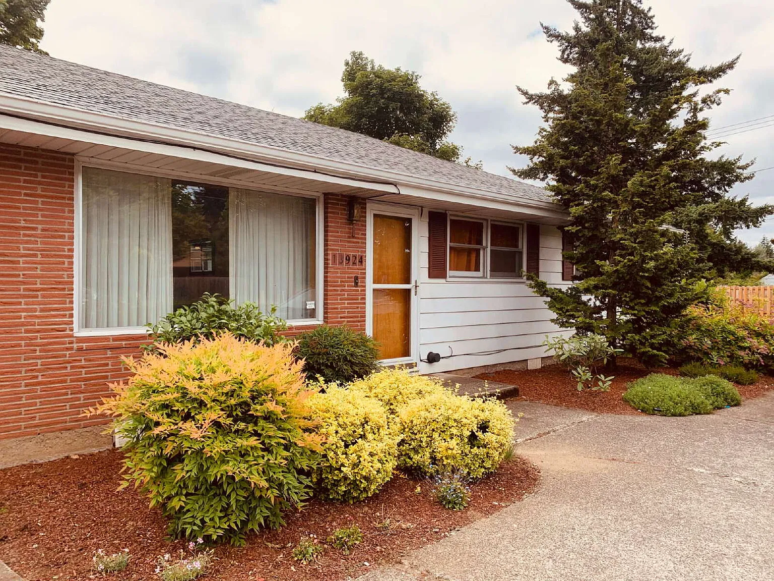 3 bed, 1.0 bath, 1528 sqft, $2,350 — Photo 1