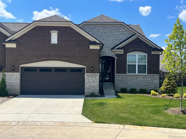 21132 Daisy St, Clinton Township, MI 48036