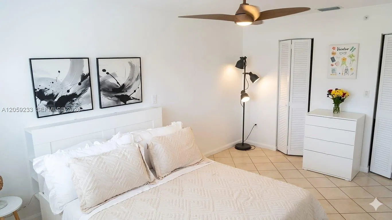 Octagon Towers I Condo — Photo 3