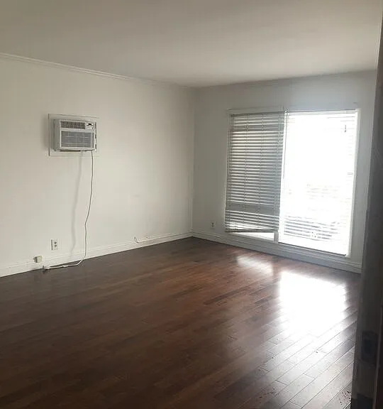 8360 Blackburn Ave #4 — Photo 3