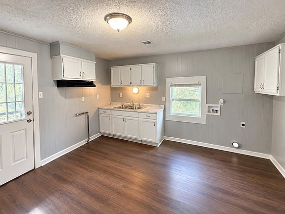 3rd image of 433 Dixie Rd