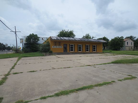 2nd image of 303 N Lutterloh Ave
