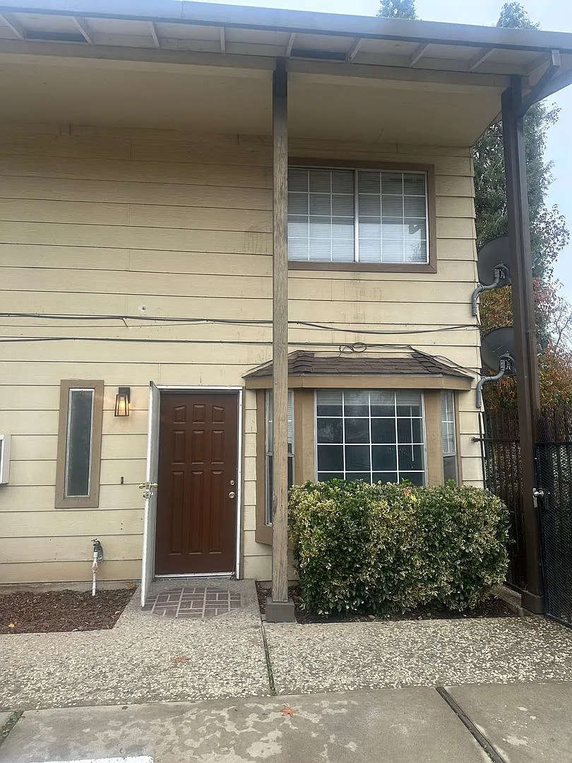 1943 Shadowbrook Dr APT 1 photo 1