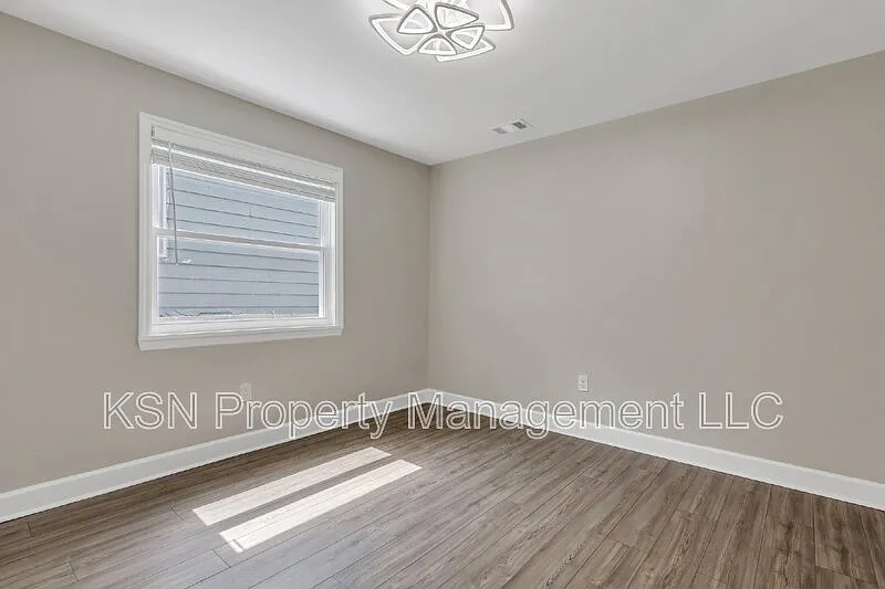 2 bed, 1.0 bath, 892 sqft, $1,690 — Photo 3