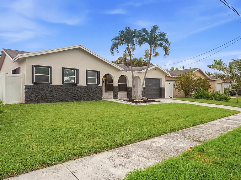 22267 SW 57th Ave — Photo 29