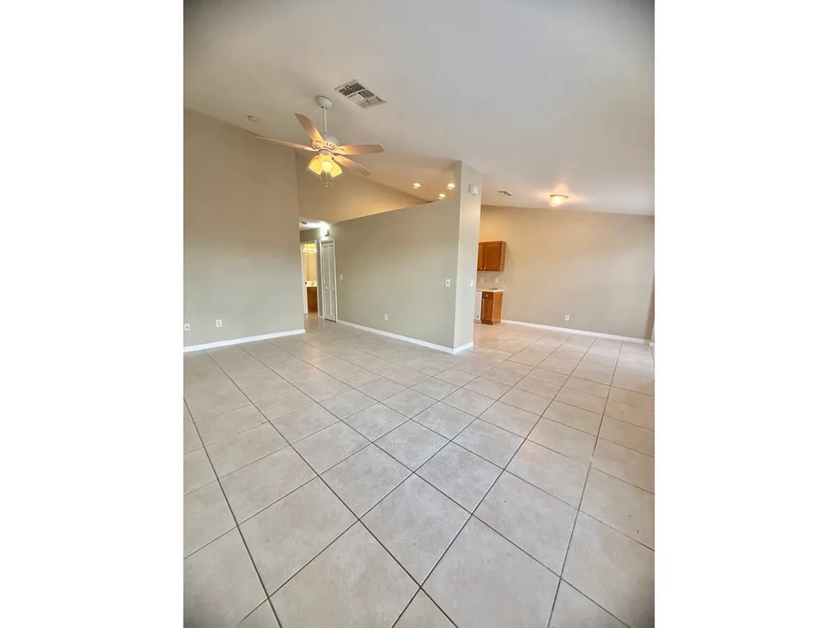 Building Photo - 1242 SE 8th St #1