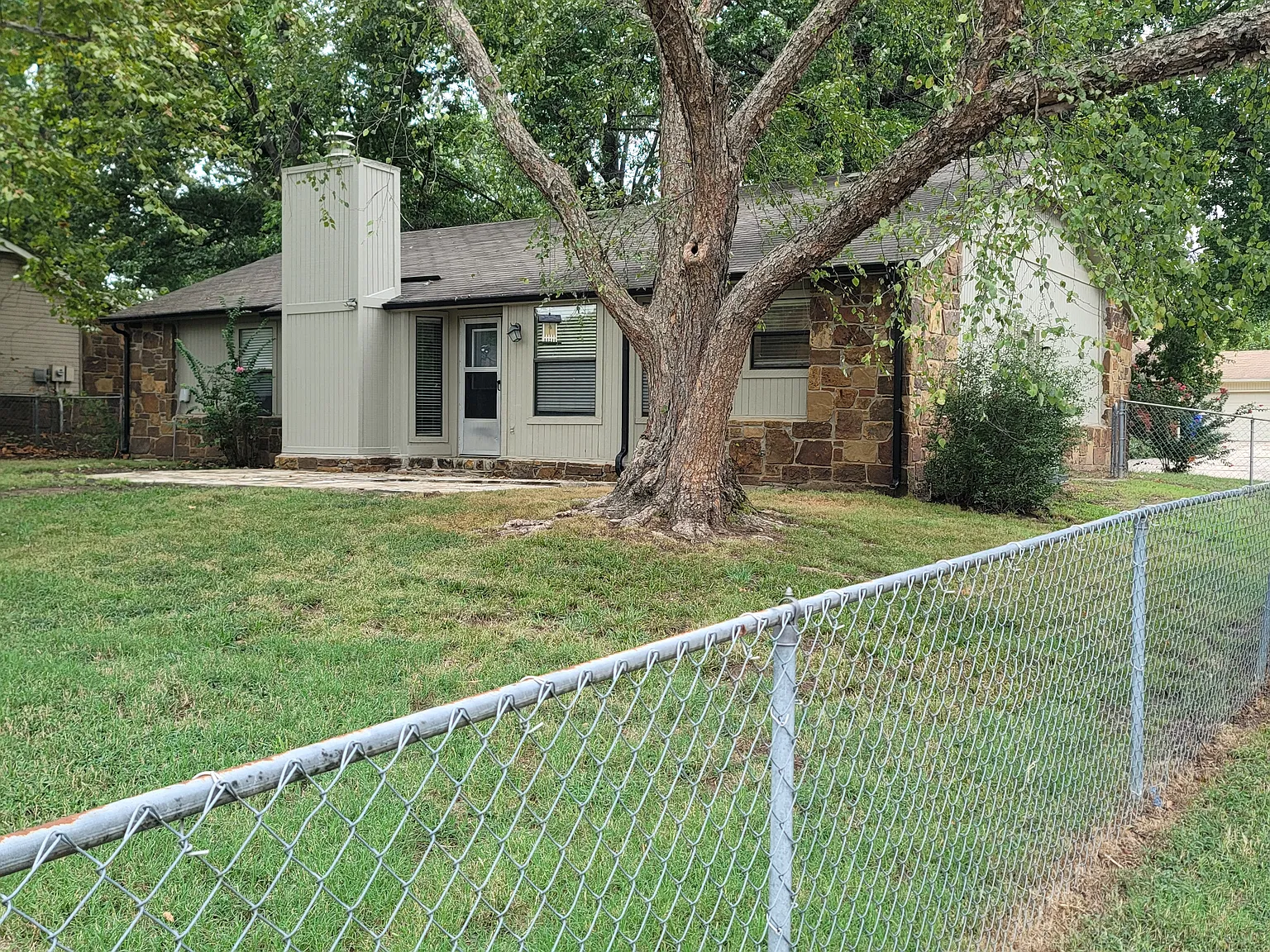3 bed, 1027 sqft, $1,850 — Photo 3