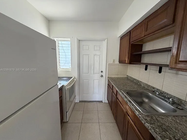 8321 Crespi Blvd #6 — Photo 3