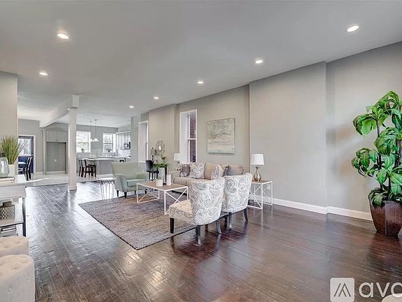4th image of 2644 California Ave