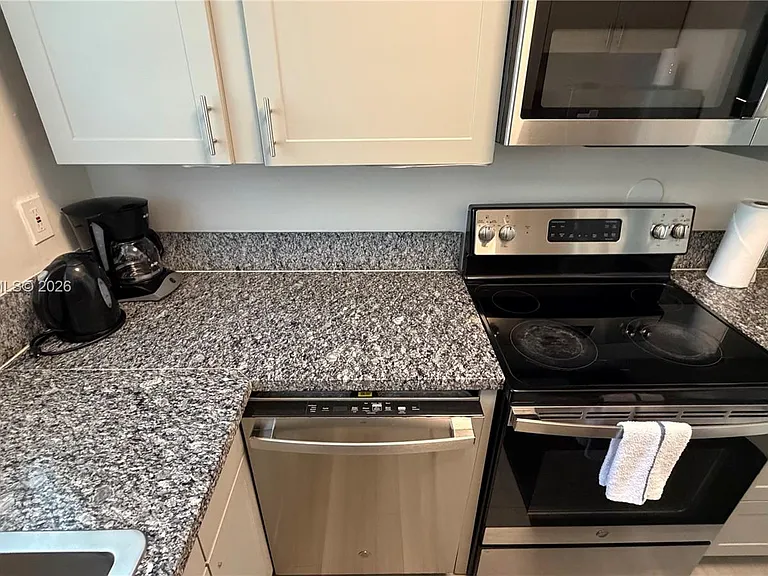 10000 E Bay Harbor Dr #14 — Photo 8