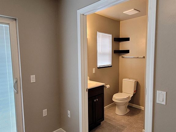 4th image of 410 W Winneconne Ave #D