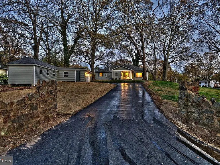 211 Sillery Bay Rd — Photo 2
