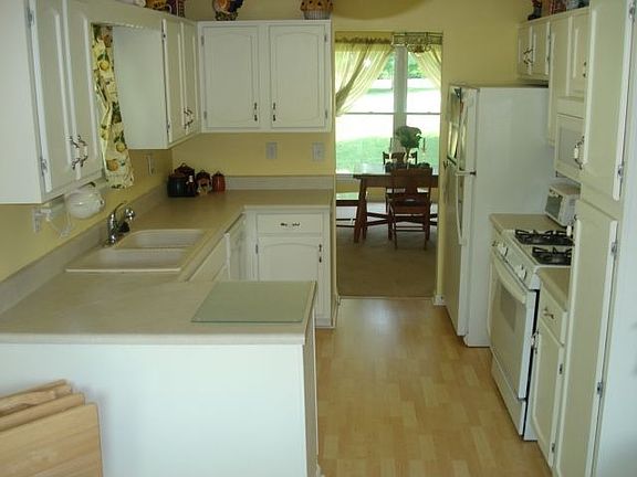 Kitchen w/ Breakfast Area