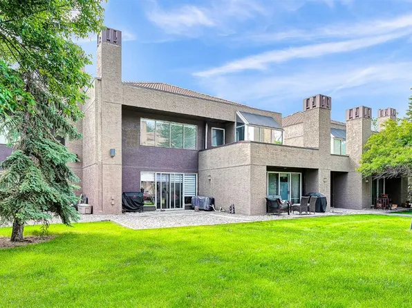 108 NW Village Hts SW #1, Calgary, AB T3H 2L2