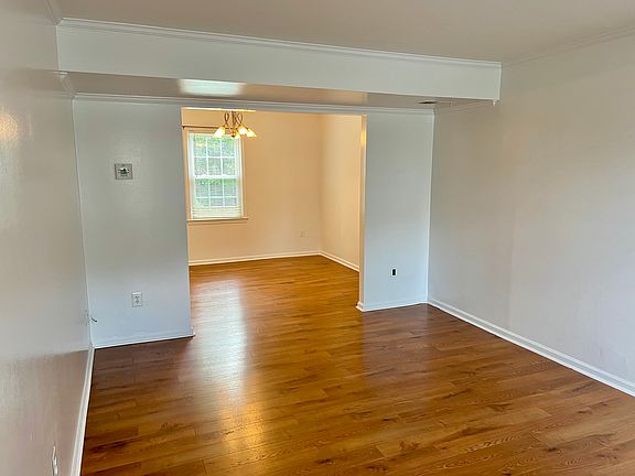 2nd image of 918 Sherwood Ct