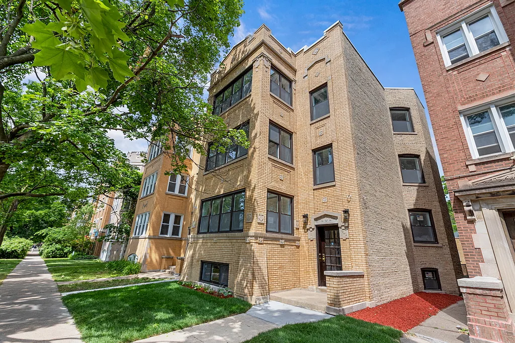 Attractive 3 Bed, 2 Bath at Washtenaw + Devon (West Ridge) — Photo 1