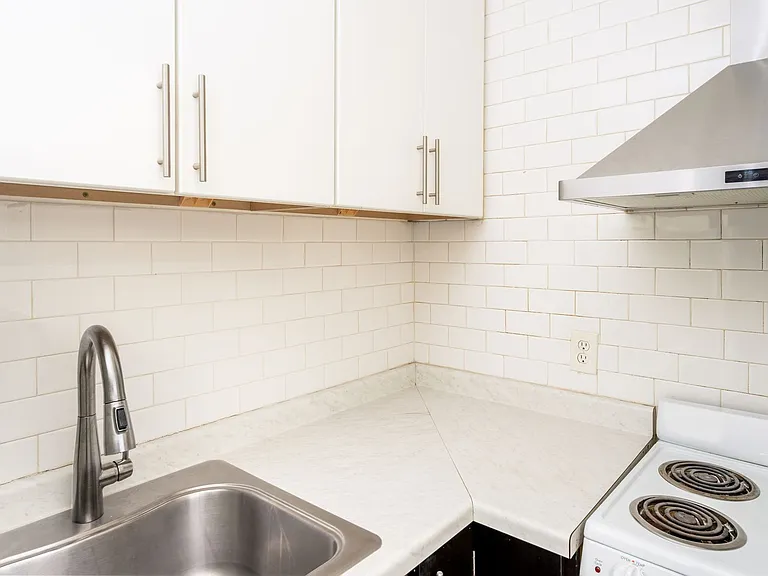 242 West Franklin Ave — Photo 16