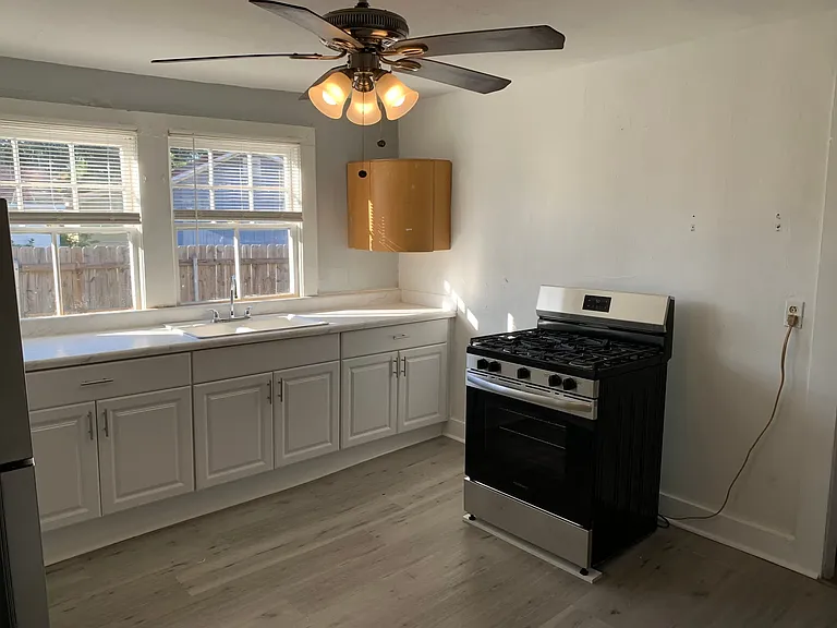 451 Oak Ave — Photo 2