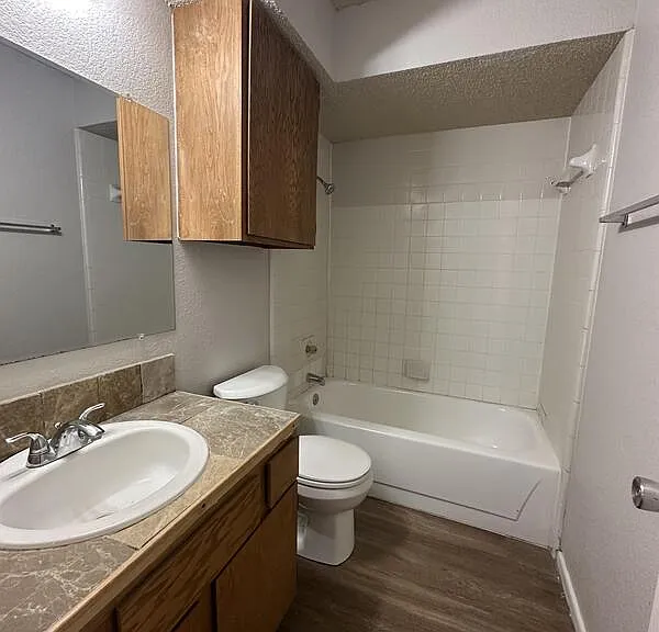 2103 S Loop 289 — Photo 3