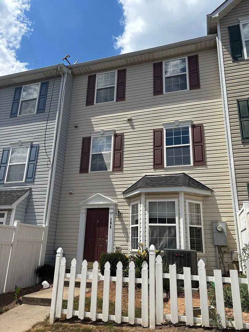 3011-104 Barrymore St ~ 3 bedrrom / 2.5 bathroom ~ Townhouse located in Tryon Road Area — Photo 1