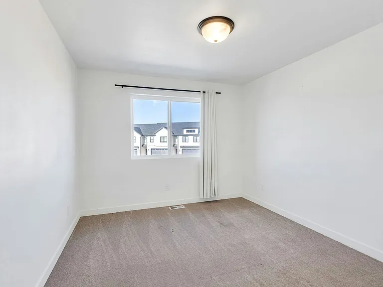 923 S 950 W — Photo 19