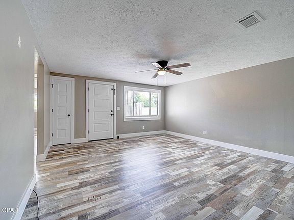 3rd image of 823 Bradley Cir