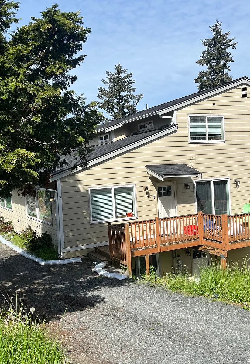 Building Photo - 1611 Lakeway Dr