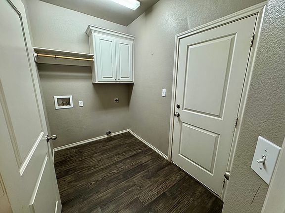 3rd image of 323 Silvercreek Dr