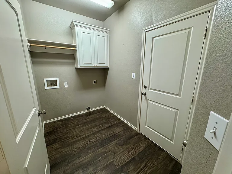 323 Silvercreek Dr — Photo 3