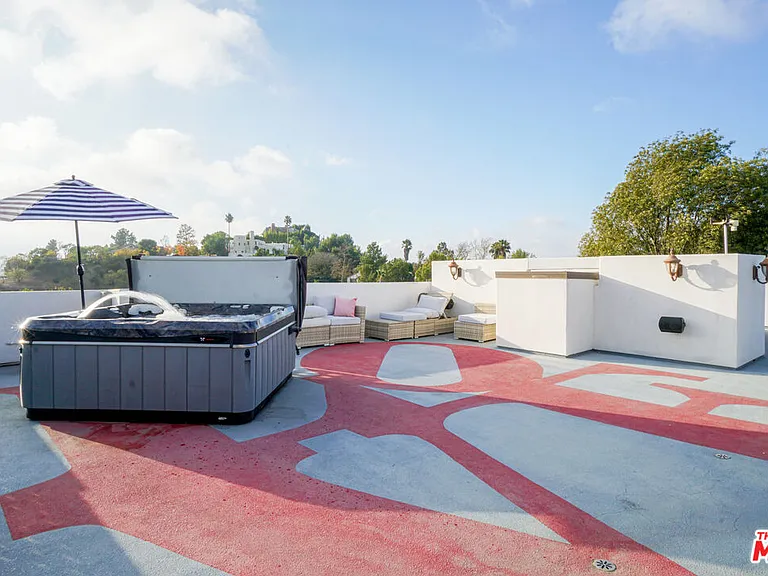 13211 Mulholland Dr — Photo 20