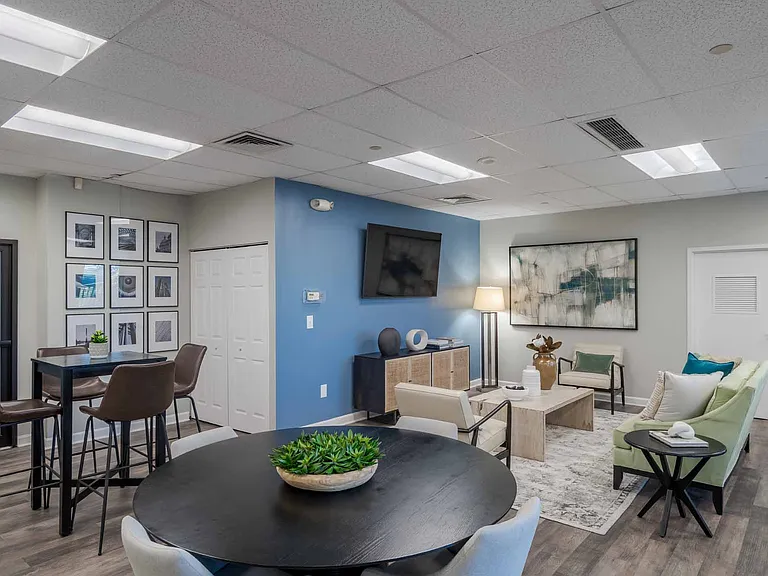 Lake Arbor Towers — Photo 13