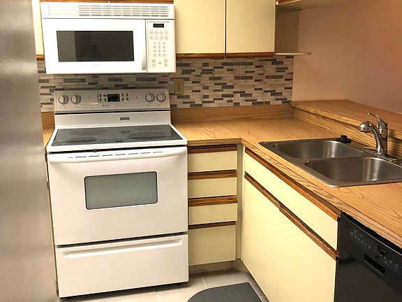 4th image of 3008 Sir Hamilton Cir #5