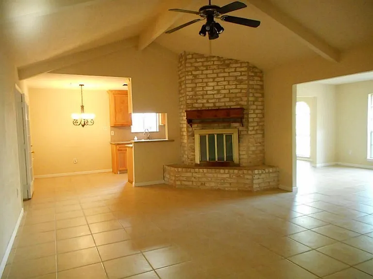 11226 Concho St — Photo 4