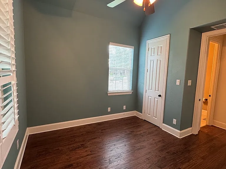 Guest bedroom with own bathroom