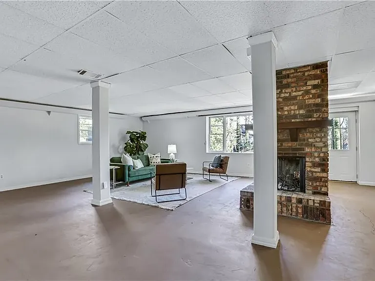 2298 Jay Ln SE — Photo 12