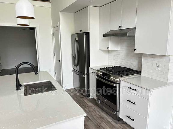 4th image of 615 Daniels St #112