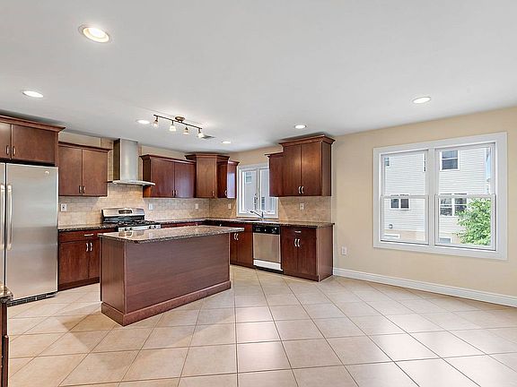 4th image of 8 Kiesewetter Ln