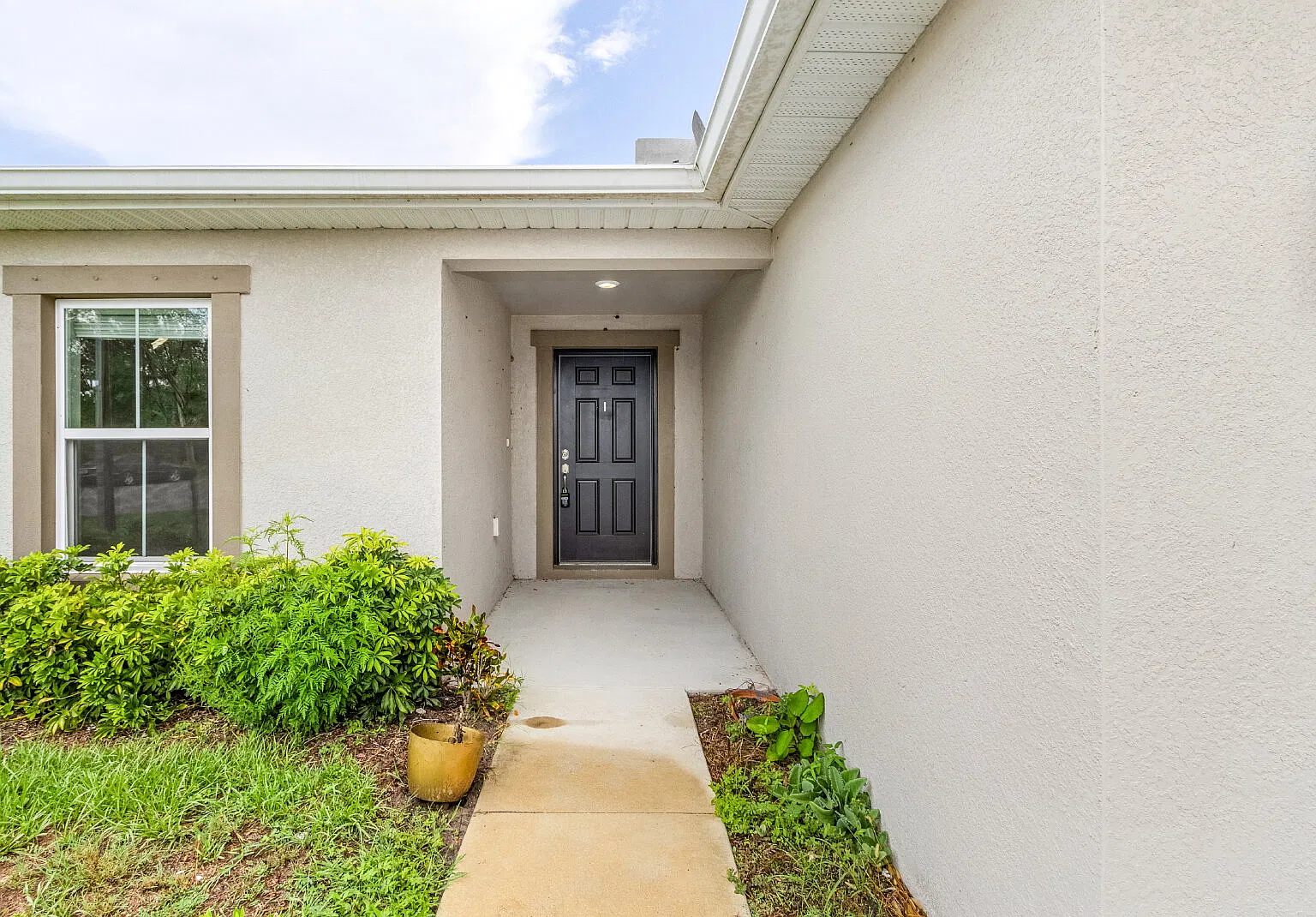 3 bed, 2.0 bath, 1255 sqft, $1,595 — Photo 3