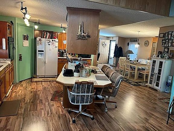 3rd image of 909 King Orange Dr