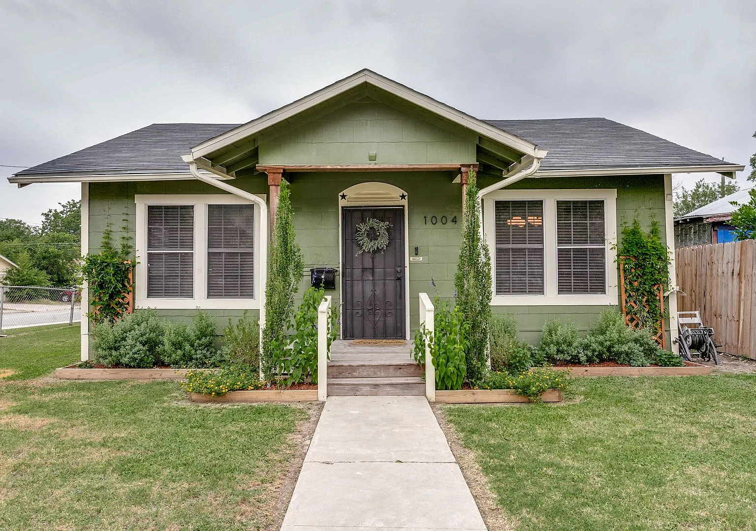 Beautiful 3-Bedroom Home In Los Angeles Heights — Photo 1