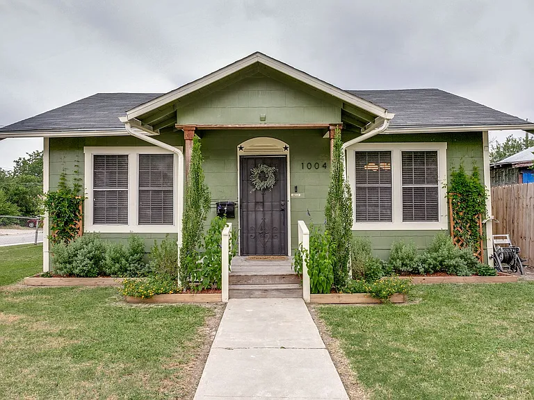1004 Edison Dr — Photo 2