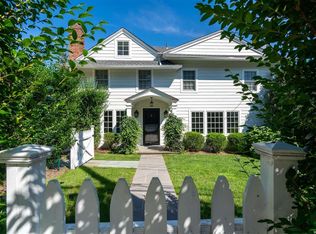 21 Locust Pl, Locust Valley, NY 11560