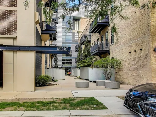 1800 W Grace St APT 304, Chicago, IL 60613