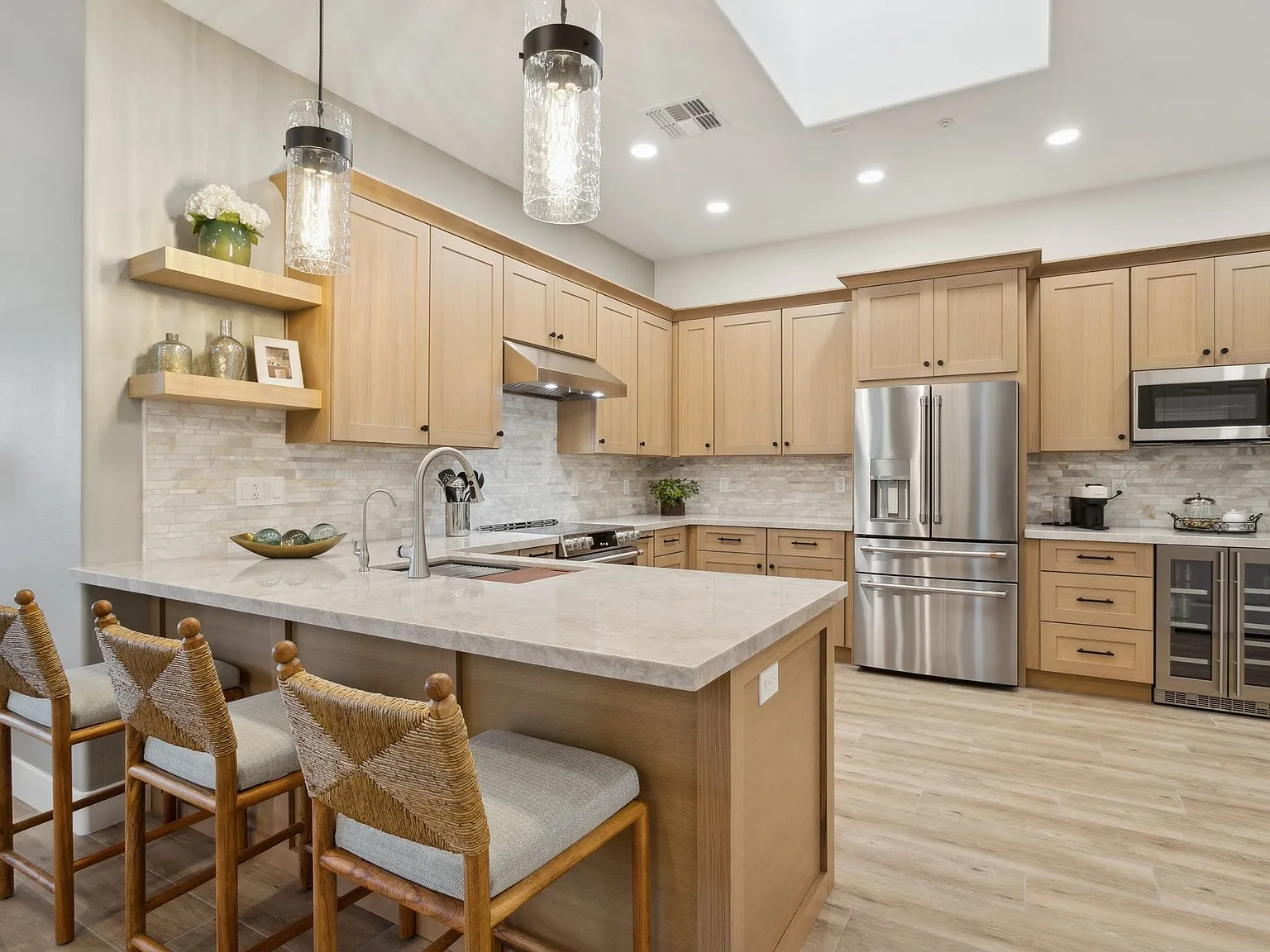 3 bed, 2124 sqft, $6,000 — Photo 2