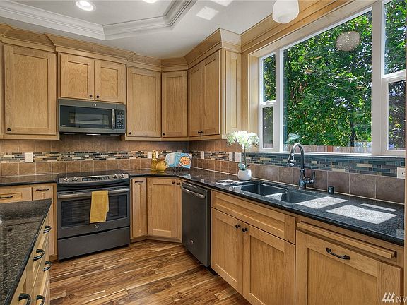 5th image of 1920 Arbutus St NE