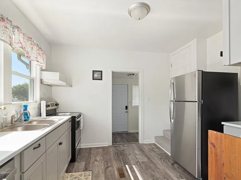 603 Roslyn Ave — Photo 3