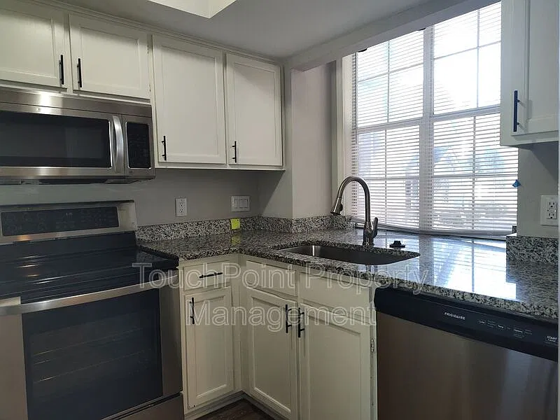 2 bed, 1.5 bath, 979 sqft, $1,500 — Photo 3