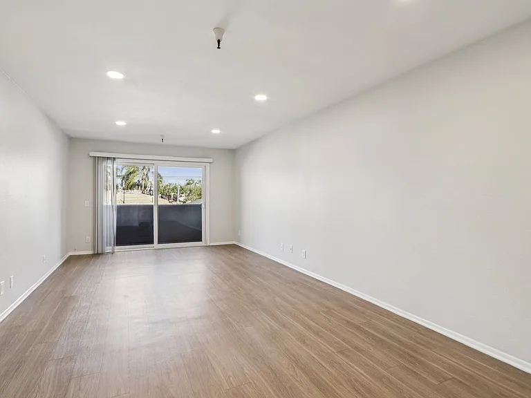 110 S Sweetzer Ave — Photo 18