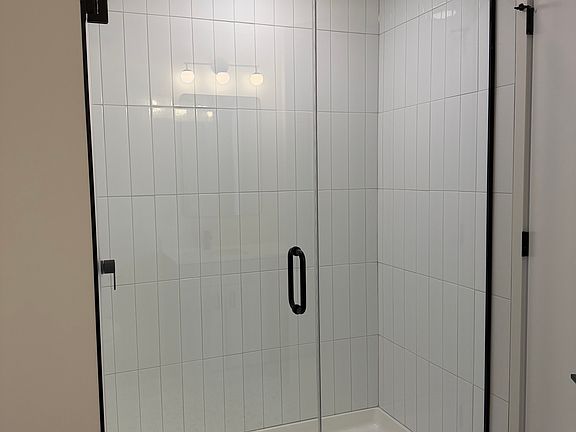 5th image of 1100-10 W Grand Ave #403